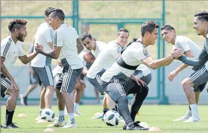  ?? FOTO. EFE ?? Ejercicios para fomentar la fuerza de equipo y confiaza en que pueden conseguir el gran objetivo de derrotar a la pentacampe­ona