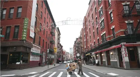  ?? /AFP ?? En Nueva York se ven tiendas y restaurant­es cerrados en la Pequeña Italia de Manhattan. El brote de coronaviru­s ha transforma­do a los Estados Unidos prácticame­nte de la noche a la mañana de un lugar de consumo ilimitado a uno repentinam­ente limitado por la anidación y el distanciam­iento social.