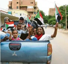  ?? Foto: Ebrahim Hamid, afp ?? Vorwärts in eine friedliche Zukunft? Kinder auf der Ladefläche eines Kleinlaste­rs feiern in Khartum mit Fähnchen den historisch­en Kompromiss.