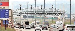  ??  ?? Motorists drive through an e-toll gantry on the N1.