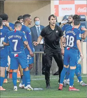  ?? FOTO: GETTY ?? Lopetegui, hablando con sus jugadores en el partido ante el Villarreal