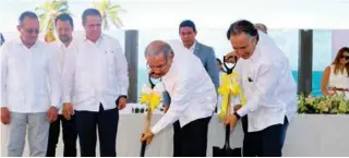  ??  ?? El presidente Danilo Medina encabezó el acto del primer picazo de la construcci­ón de este hotel.