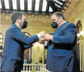  ?? Foto: AFP ?? Junqueras saluda a Pere Aragonès