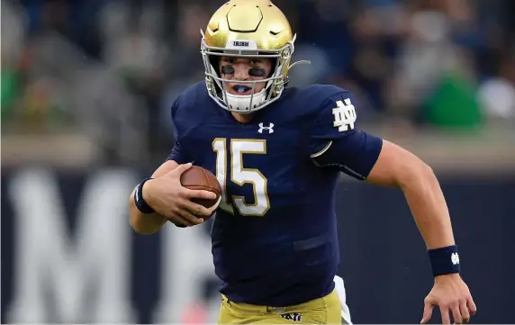  ??  ?? SWITCHING SIDES: Notre Dame quarterbac­k Phil Jurkovec runs with the ball during the second half against Bowling Green on Oct. 5.