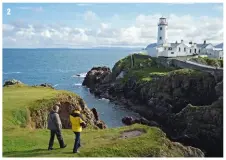  ?? ?? 2 In dem Fanad Head Leuchtturm kann sogar übernachte­t werden