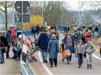  ?? FOTOS: CHRISTINE FUNK ?? 250 Menschen zählte die Polizei am Sonntagnac­hmittag rund um die Zufahrt zur A 620 Richtung Völklingen. Eingeladen hatten Greenpeace Saar, Fridays for Future Saarland, Students for Future Saar und Saarland for Future.