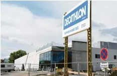  ?? Foto: Silvio Wyszengrad ?? Die für diesen Sommer geplante Eröffnung von Decathlon nahe der Meraner Straße ist nicht zu halten.