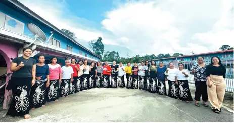  ?? ?? Gelim (11th left), Mutang (11th right) and the programme participan­ts donning their ‘buri’ skirts.