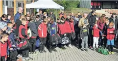  ?? FOTO: N.N. ?? Gespannte Teilnehmer und Eltern beim „Briefing“zum Fußballcam­p bei der Gocher Viktoria.