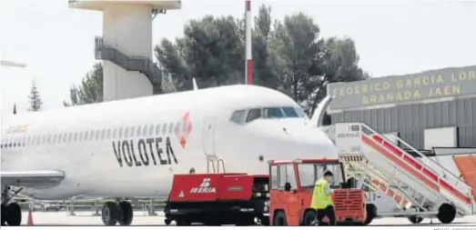  ?? MIGUEL RODRÍGUEZ ?? Un avión de la compañía Volotea, en el aeropuerto de Granada.