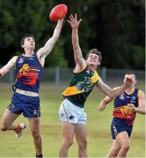  ?? Photo: Kevin Farmer ?? RIVALS COLLIDE: USQ and Goondiwind­i meet in today’s qualifying final with a spot in the AFL Darling Downs grand final on the line.