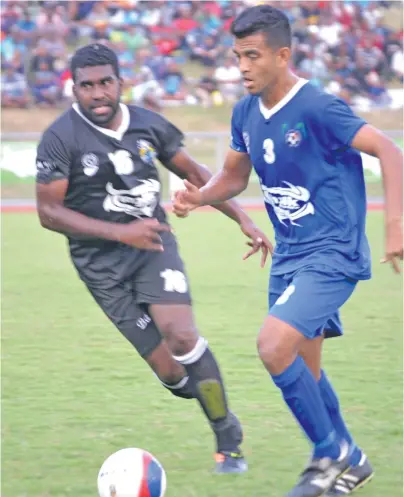  ?? Photo: Charles Chambers ?? Lautoka’s Zibraaz Sahib being chased down by Malakai Tiwa of Ba in their INNK BOG match on July 22, 2018.