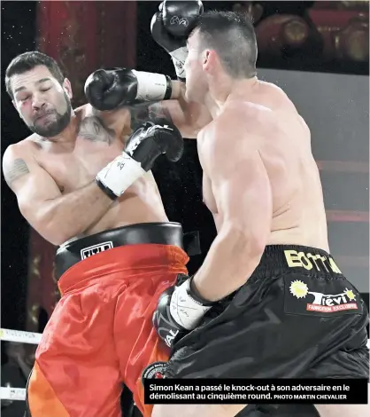  ??  ?? Simon Kean a passé le knock-out à son adversaire en le démolissan­t au cinquième round. PHOTO MARTIN CHEVALIER