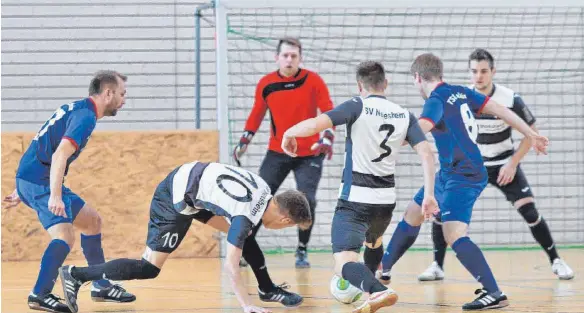  ?? FOTO: PETER SCHLIPF ?? Die Fußballer des gastgebend­en Vereins aus Neresheim schafften es bis ins Halbfinale. Dort musste der SVN gegen den späteren Turniersie­ger die Segel streichen.