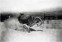  ??  ?? En 1924, dans le mont Ventoux, lors d'une course. Dans les virages, les modèles Peugeot montrent leur fiabilité.