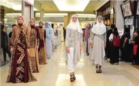  ??  ?? STUNNING: Area food court di Tunjungan Plaza 3 lantai 5 menjadi runway bagi para model yang dibalut busana hijab karya para desainer ternama.