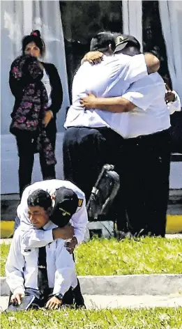  ?? EITAN ABRAMOVICH / AFP ?? Tristeza. Colegas e parentes dos tripulante­s do submarino em Mar del Plata