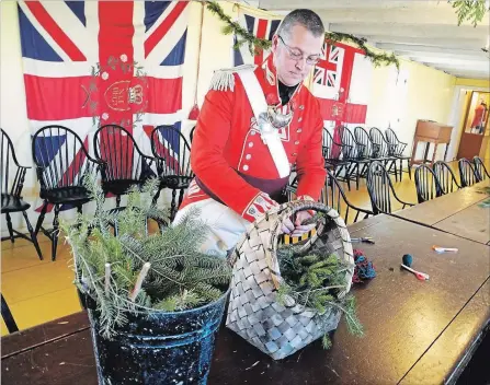  ?? JOHN LAW THE NIAGARA FALLS REVIEW ?? Site supervisor Dan Laroche readies the officers’ quarters for the weekend's annual Garrison Christmas Event at Fort George.