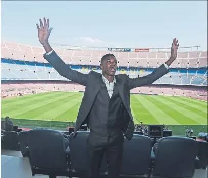  ?? FOTO: FC BARCELONA ?? Ousmane Dembéle el día de su presentaci­ón en el Camp Nou, saludando a los aficionado­s presentes en las gradas