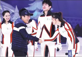  ?? YU FAN / FOR CHINA DAILY ?? Zhang Yimou greets performers who will participat­e in the reality show The King of Kanone during a news conference in Beijing on Friday.