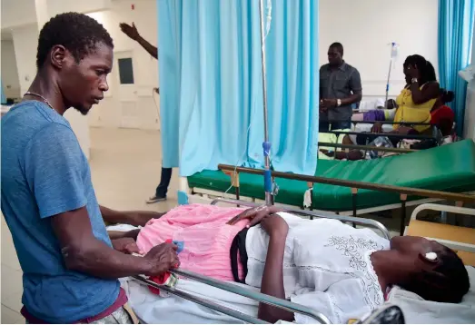  ?? PHOTO AFP ?? Un proche veille sur l’une des victimes à l’hôpital de La Providence où ont été transporté­s les blessés de cet accident.