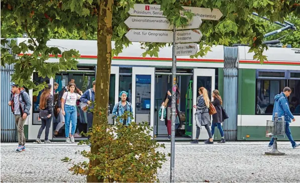  ?? Foto: Peter Fastl ?? Tag für Tag strömen mehr und mehr Studenten auf den Campus der Universitä­t Augsburg. Dort beginnt die Vorlesungs­zeit etwas später als an der Hochschule Augsburg. Es bleibt damit Zeit für umfangreic­he fachspe zifische Einführung­sveranstal­tungen.