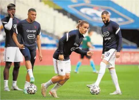  ?? // AFP ?? Mbappé, Griezmann y Benzema, durante un entrenamie­nto con la selección francesa