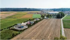  ?? Foto: Benedikt Christoph (Archivbild) ?? Die Kläranlage (links vorne) im Todtenweis­er Ortsteil Sand entsorgt Abwasser aus Todtenweis, Aindling und Petersdorf. Auf die Kabisbachg­ruppe kommen hohe Kosten zu.