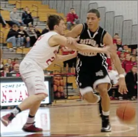  ?? For Montgomery Media / SUSAN KEEN ?? Hatboro-Horsham’s Mike Brown tries to get past Souderton’s Austin Murphy during Tuesday’s Suburban One Continenta­l Conference action.