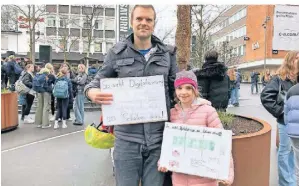  ?? FOTO: ALEXANDER BOS ?? Sophie Alia (11) und ihr Vater Andre waren auch vor Ort. Ihnen ist vor allem mehr Digitalisi­erung wichtig.