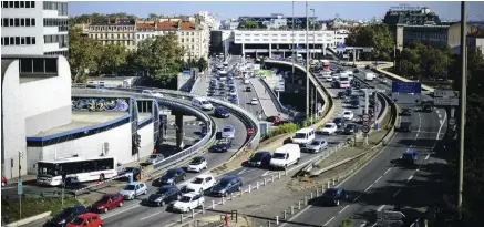  ??  ?? Le quartier de Perrache et le tunnel de Fourvière risquent d’être saturés une bonne partie de l’été.