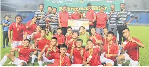  ??  ?? RAIKAN: Pemain-pemain dan pegawai PC SSC U19 menerima hadiah daripada Fazzrudin (empat kanan) disaksikan Timbalan Presiden KDFA, Kamaluddin Akil (tiga kiri) di Kuching kelmarin.