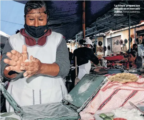  ?? FOTOS: GARDENIA
MENDOZA ?? ‘La Güera’ prepara sus delicias en el mercado Juárez.