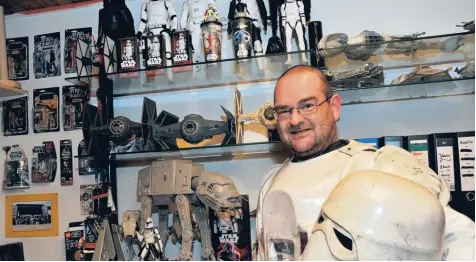  ?? Fotos: Karl Aumiller ?? Im Wohnzimmer bewahrt Philip Eder viele seiner Schätze auf. Heute Abend wird er wieder in eines seiner Kostüme steigen, um im Kino in Königsbrun­n vor der Premiere des neuesten „Star Wars“Films für Stimmung zu sorgen.