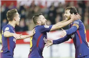  ?? AP ?? Leo Messi, estrella del Barcelona, celebra con sus compañeros su gol, el segundo del equipo ante el Sevilla, durante el partido del sábado cuando el Barsa estuvo en desvantaja 2-0.