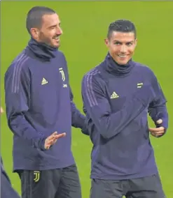  ??  ?? GALÁCTICOS. Cristiano y Bonucci, en el entrenamie­nto.