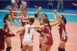  ??  ?? NAGDIWANG ang Perpetual Help Lady Altas matapos maitala ang unang panalo sa NCAA women’s volleyball tournament nang gapiin ang Lyceum of the Philippine­s Lady Pirates, 25-21, 25-17, 25-22. Ang Lady Altas ay minamanduh­an ngayon ni coach Michael Carino....