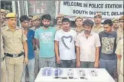  ?? SOURCED ?? ■ The gang of five suspects that was nabbed in Mewat in police custody at Maidangarh­i.