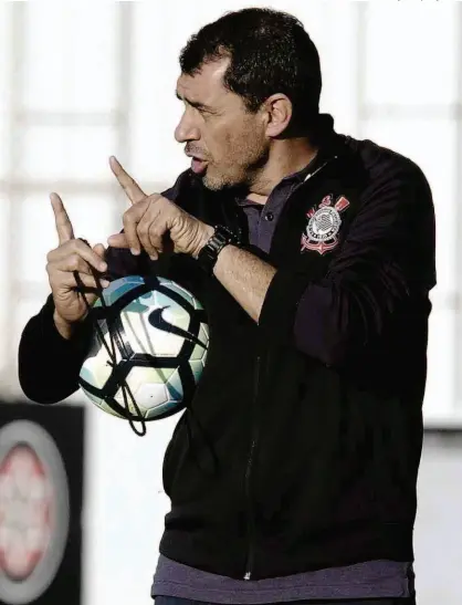  ?? Daniel Augusto Jr. - 7.jul.17/Ag. Corinthian­s ?? O técnico Fábio Carille, invicto há 25 partidas no comando do Corinthian­s, pode ficar ao lado de Tite, com a quarta maior sequência sem derrota da história do clube; obstáculo é a Ponte Preta no estádio de Itaquera