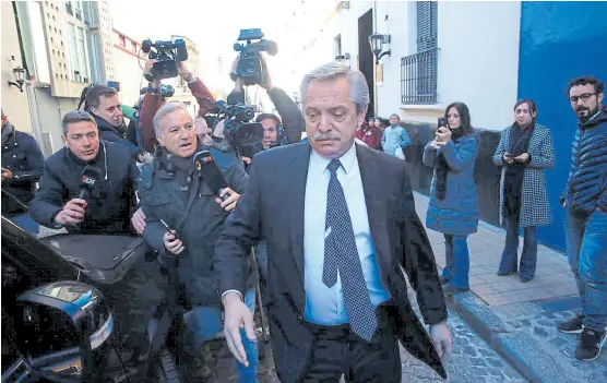  ?? Fabián marelli ?? Alberto Fernández, seguido por la prensa, ayer, al salir de sus oficinas de San Telmo