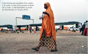  ??  ?? Cette femme est transférée d’un centre à un autre, ici lors d’une pause au bord de la route, à 200 kilomètres au nord de Tamanrasse­t, le 30 juin 2018.