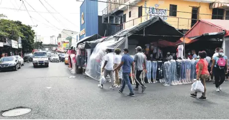  ?? JOSÉ ALBERTO MALDONADO/LD ?? El auge del comercio en Vila Consuelo ha desbordado sus calles y aceras que ya no solo se utilizan para el tránsito vehicular y peatonal, sino como pasarela para exhibir todo tido de mercancías.