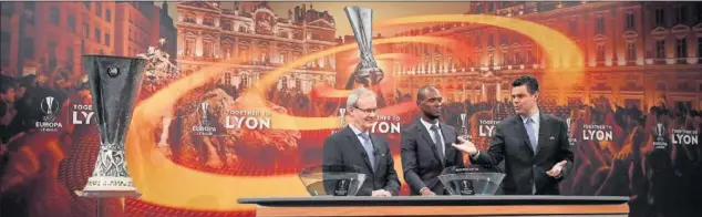  ??  ?? EL SORTEO. Eric Abidal, como embajador de la final que se disputará el 16 de mayo en Lyon, fue el encargado de sacar las bolas del sorteo..