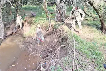  ??  ?? Un grupo de reservista­s procedió días atrás al retiro de basuras de todo tipo del cauce hídrico en el marco de una jornada cívica.