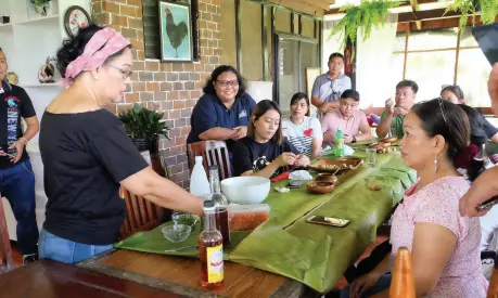  ??  ?? ONY’S wife, Nelia, teaches members of the Davao Associatio­n of Tour Operators how to make organic dips
