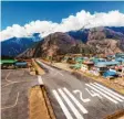  ?? Foto: Adobe Stock/lzf ?? Der Flughafen in Lukla ist der gefähr‰ lichste der Welt.