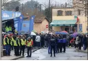  ??  ?? De nombreux bénévoles et membres des forces de l’ordre ont assuré le bon déroulemen­t de la matinée.