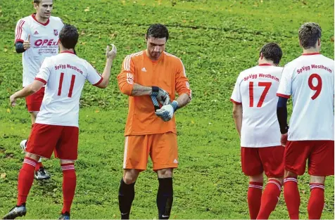  ?? Foto: Andreas Lode ?? Die SpVgg Westheim ist bereit für das Gipfeltref­fen auf dem Kobelberg gegen den Spitzenrei­ter Türkgücü Königsbrun­n. Torhüter Felix Kastl präpariert schon mal seine Hand schuhe.