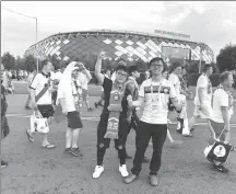  ?? REN QI / CHINA DAILY ?? Chinese soccer fans Xiang Guozheng and Yin Shen attend the Poland versus Senegal game in Moscow on July 19.