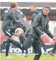  ?? FOTO: ARNE DEDERT/DPA ?? Gelassen: Eintracht-Trainer Oliver Glasner.